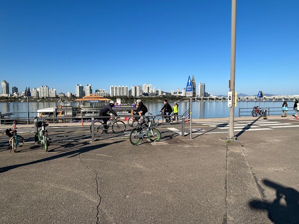 [K-Sports] Pedaling Through Autumn: A Scenic Ride Along the Han River
